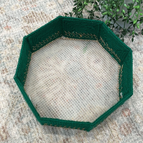 Needlepoint trinket box - Picture 4 of 8